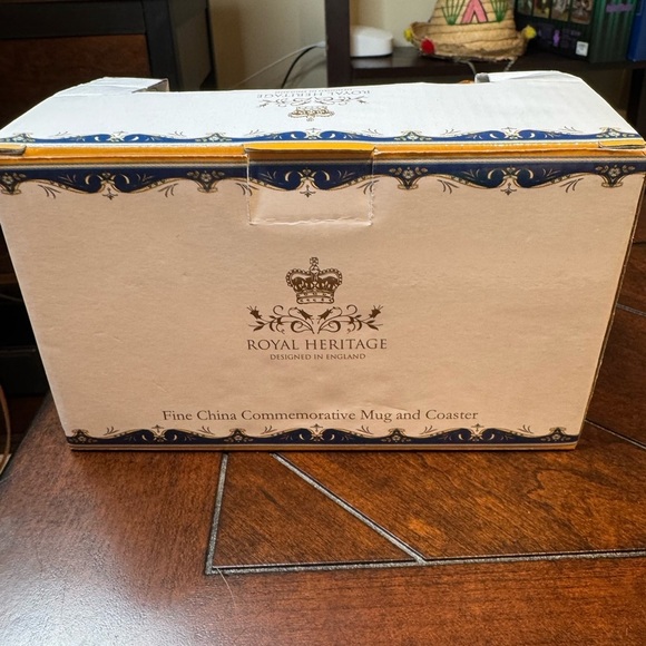 Royal Wedding Prince Harry & Meghan Markle Commemorative Box Display - Picture 6 of 7